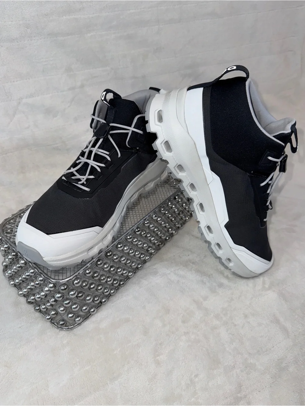 On Clouds hero Mid Waterproof Black White Sz Youth 5/Women 6.5 3YD30020299 🖤🤍